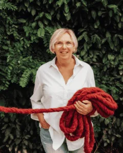 Angela van der Hout met het rode koord in de natuur